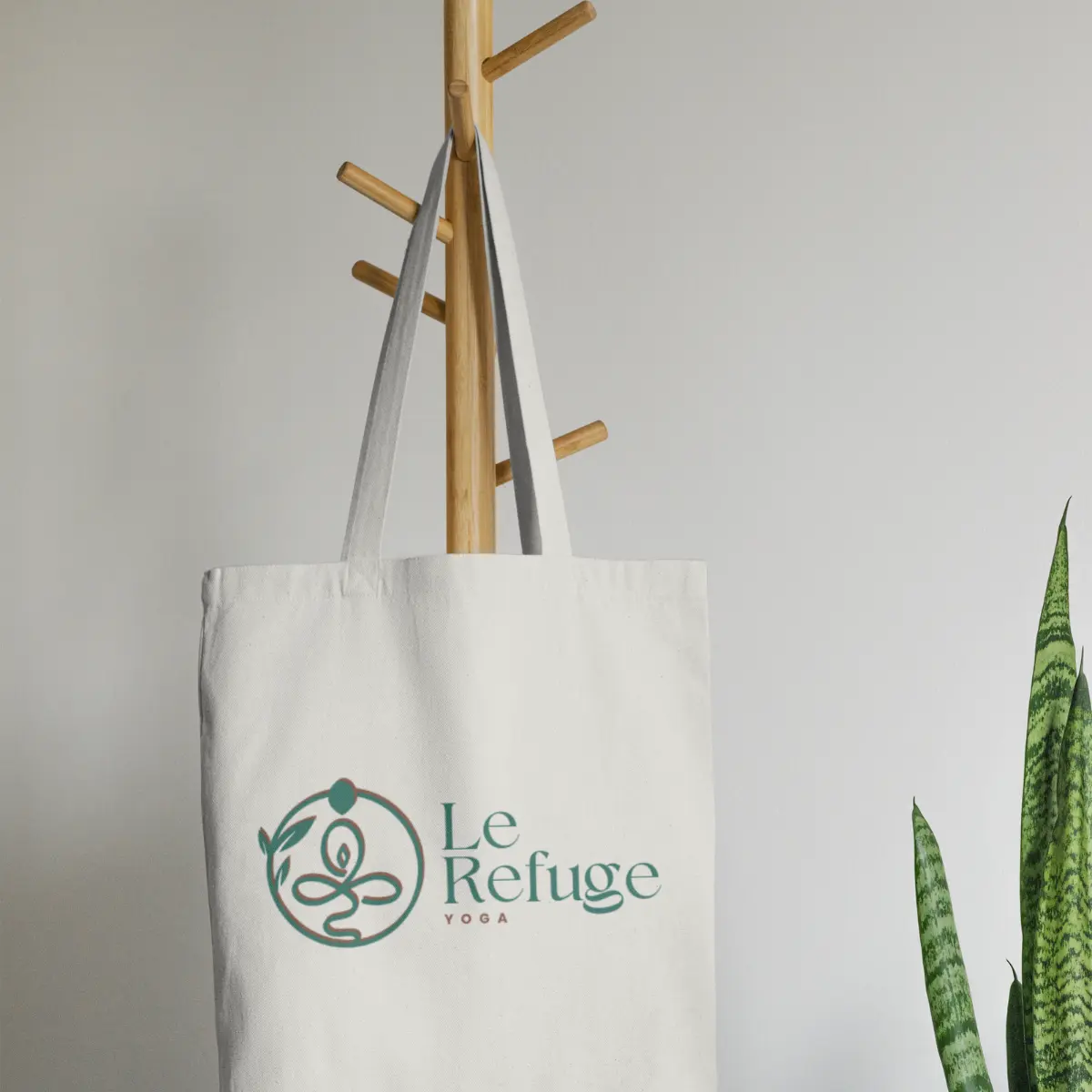 Sac en toile avec le logo du centre Yoga Le Refuge à Saint-Rome-de-Tarn.
