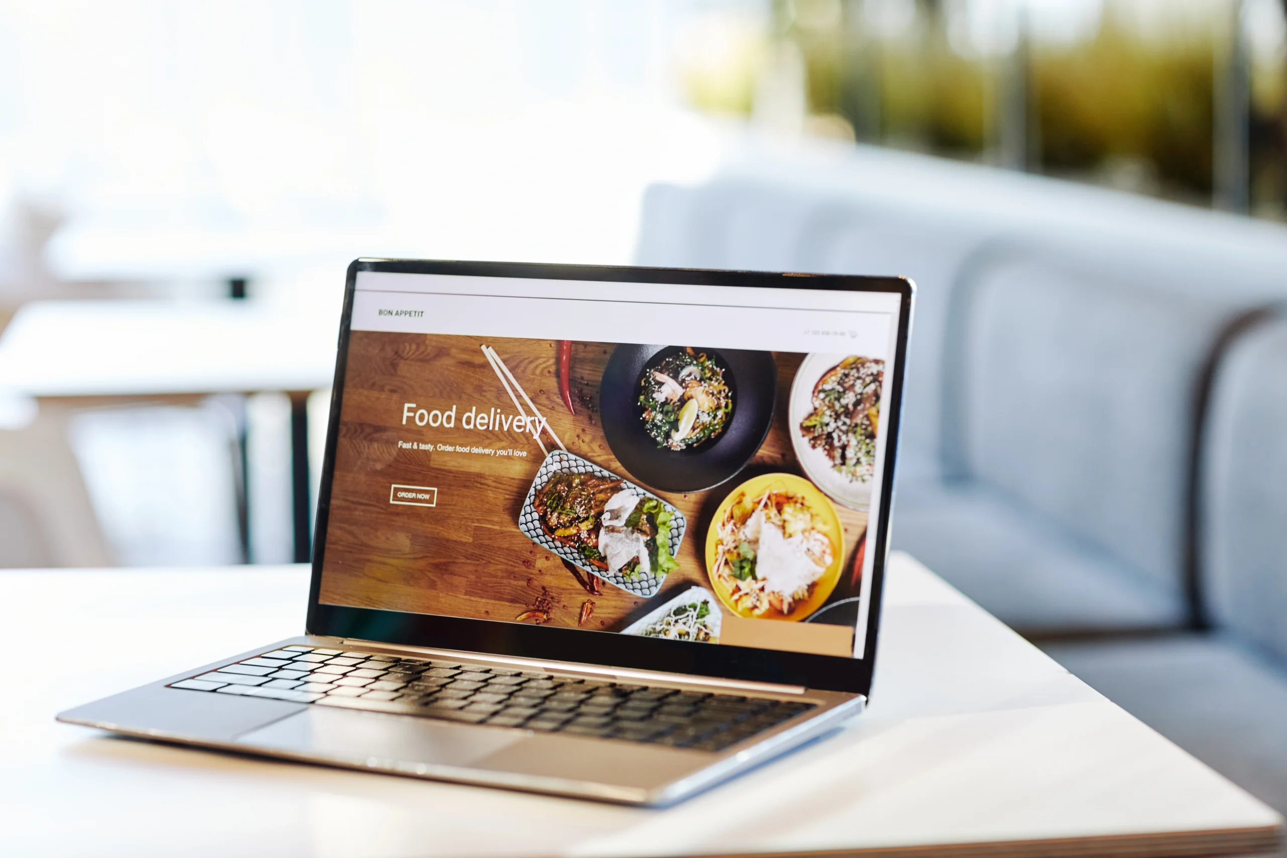 Ordinateur affichant une interface de site web, pour illustrer un service de conception de site internet